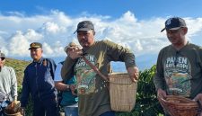 Bupati Kerinci Monadi bersama Wakil Bupati H. Murison saat menghadiri Festival Panen Kopi Robusta Tamiai di Kerinci. (Foto khairul Eksis)