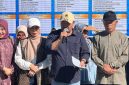 Wali Kota Sungai Penuh bersama ASN menyaksikan proses pemotongan sapi kurban dalam kegiatan kurban perdana ASN di halaman Kantor Wali Kota( Fhoto Diskominfosta Kota Sungai Penuh)