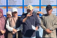 Wali Kota Sungai Penuh bersama ASN menyaksikan proses pemotongan sapi kurban dalam kegiatan kurban perdana ASN di halaman Kantor Wali Kota( Fhoto Diskominfosta Kota Sungai Penuh)