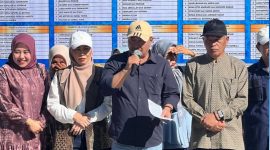 Wali Kota Sungai Penuh bersama ASN menyaksikan proses pemotongan sapi kurban dalam kegiatan kurban perdana ASN di halaman Kantor Wali Kota( Fhoto Diskominfosta Kota Sungai Penuh)