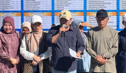 ASN Sungai Penuh melaksanakan pemotongan hewan kurban bersama di halaman Kantor Wali Kota