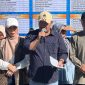 Wali Kota Sungai Penuh bersama ASN menyaksikan proses pemotongan sapi kurban dalam kegiatan kurban perdana ASN di halaman Kantor Wali Kota( Fhoto Diskominfosta Kota Sungai Penuh)