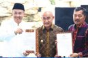 Wali Kota Sungai Penuh bersama Bupati Bungo dan Bupati Kerinci saat membahas pembukaan rute penerbangan Batik Air Muara Bungo–Jakarta, Jumat (29/5).(fhoto :Prokopim Kota Sungai Penuh)