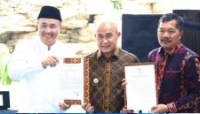Wali Kota Sungai Penuh bersama Bupati Bungo dan Bupati Kerinci saat membahas pembukaan rute penerbangan Batik Air Muara Bungo–Jakarta, Jumat (29/5).(fhoto :Prokopim Kota Sungai Penuh)