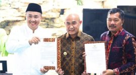 Wali Kota Sungai Penuh bersama Bupati Bungo dan Bupati Kerinci saat membahas pembukaan rute penerbangan Batik Air Muara Bungo–Jakarta, Jumat (29/5).(fhoto :Prokopim Kota Sungai Penuh)