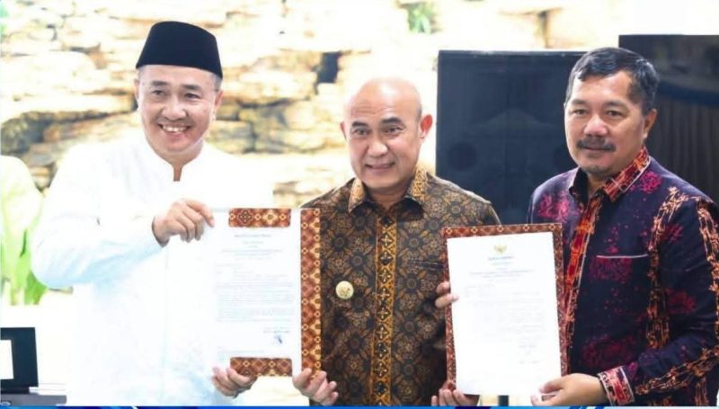 Wali Kota Sungai Penuh bersama Bupati Bungo dan Bupati Kerinci saat membahas pembukaan rute penerbangan Batik Air Muara Bungo–Jakarta, Jumat (29/5).(fhoto :Prokopim Kota Sungai Penuh)