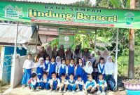 Siswa TK belajar pengelolaan sampah di Bank Sampah Lindung Berseri, Desa Talang Lindung. ( foto ist)