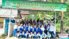 Siswa TK belajar pengelolaan sampah di Bank Sampah Lindung Berseri, Desa Talang Lindung. ( foto ist)