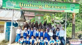 Siswa TK belajar pengelolaan sampah di Bank Sampah Lindung Berseri, Desa Talang Lindung. ( foto ist)