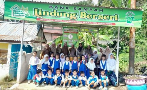Siswa TK belajar pengelolaan sampah di Bank Sampah Lindung Berseri, Desa Talang Lindung. ( foto ist)