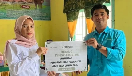 Pagar kawat harmonika baru di SDN 67/III Lubuk Paku hasil bantuan CSR PT KMH untuk keamanan sekolah.