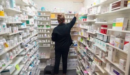 Rak toko berisi obat bebas di bawah pengawasan Badan Pengawas Obat dan Makanan (BPOM).
