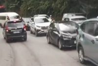 Kemacetan panjang terjadi di Sitinjau Lauik akibat truk mogok di jalur Padang–Solok.