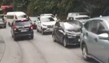 Kemacetan panjang terjadi di Sitinjau Lauik akibat truk mogok di jalur Padang–Solok.