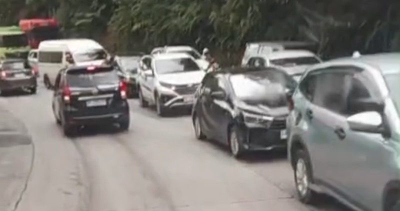 Kemacetan panjang terjadi di Sitinjau Lauik akibat truk mogok di jalur Padang–Solok.