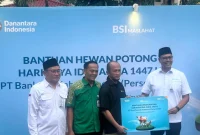 Direktur Utama BSI Anggoro Eko Cahyo (paling kanan) dalam kegiatan simbolis penyaluran hewan kurban di Jakarta, Selasa (26/5/2026). ANTARA/Muhammad Baqir Idrus Alatas