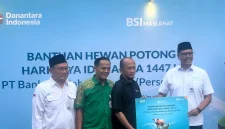 Direktur Utama BSI Anggoro Eko Cahyo (paling kanan) dalam kegiatan simbolis penyaluran hewan kurban di Jakarta, Selasa (26/5/2026). ANTARA/Muhammad Baqir Idrus Alatas