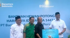 Direktur Utama BSI Anggoro Eko Cahyo (paling kanan) dalam kegiatan simbolis penyaluran hewan kurban di Jakarta, Selasa (26/5/2026). ANTARA/Muhammad Baqir Idrus Alatas