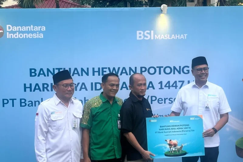 Direktur Utama BSI Anggoro Eko Cahyo (paling kanan) dalam kegiatan simbolis penyaluran hewan kurban di Jakarta, Selasa (26/5/2026). ANTARA/Muhammad Baqir Idrus Alatas