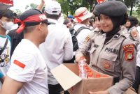 Aksi humanis polwan saat membagikan air mineral dan roti kepada guru honorer di depan DPR, Rabu (20/5/2026) siang. (Dok. Istimewa)