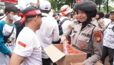 Aksi humanis polwan saat membagikan air mineral dan roti kepada guru honorer di depan DPR, Rabu (20/5/2026) siang. (Dok. Istimewa)