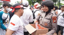 Aksi humanis polwan saat membagikan air mineral dan roti kepada guru honorer di depan DPR, Rabu (20/5/2026) siang. (Dok. Istimewa)