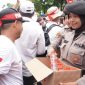 Aksi humanis polwan saat membagikan air mineral dan roti kepada guru honorer di depan DPR, Rabu (20/5/2026) siang. (Dok. Istimewa)