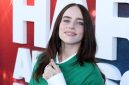 Billie Eilish menunjukkan ekspresi gemas ketika mengetahui arti julukan “Teteh Elis” dari fans Indonesia saat wawancara promosi film konsernya