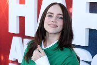 Billie Eilish menunjukkan ekspresi gemas ketika mengetahui arti julukan “Teteh Elis” dari fans Indonesia saat wawancara promosi film konsernya