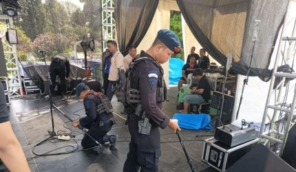 Personel Brimob Polda Metro Jaya melakukan sterilisasi area konser Remember November Vol.4 di JIExpo Kemayoran untuk memastikan lokasi kegiatan bebas dari potensi gangguan.