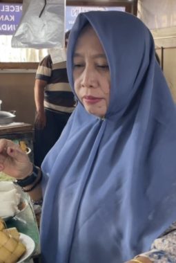 Bude Puji Bagikan Nasi Gratis di Pelabuhan Bakauheni