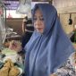 Bude Puji melayani pembeli sekaligus membagikan nasi gratis kepada penumpang dan pedagang di Pelabuhan Bakauheni.