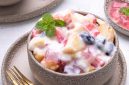 Salad buah creamy dengan aneka buah segar dan keju parut.