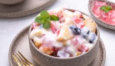 Salad buah creamy dengan aneka buah segar dan keju parut.