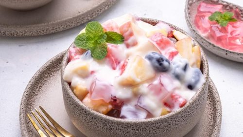 Salad buah creamy dengan aneka buah segar dan keju parut.