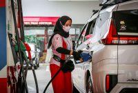 Petugas SPBU melakukan pengisian salah satu kendaraan. (Foto: Pertamina)