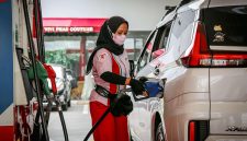Petugas SPBU melakukan pengisian salah satu kendaraan. (Foto: Pertamina)