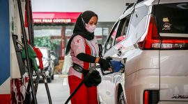Petugas SPBU melakukan pengisian salah satu kendaraan. (Foto: Pertamina)