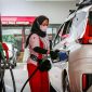 Petugas SPBU melakukan pengisian salah satu kendaraan. (Foto: Pertamina)