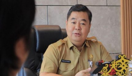 Petugas Dukcapil memperlihatkan KTP elektronik (e-KTP) dalam layanan administrasi kependudukan di kantor pelayanan.