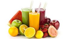 Berbagai jus alami seperti lemon, semangka, wortel, dan beri membantu menjaga fungsi ginjal dan proses detoksifikasi tubuh