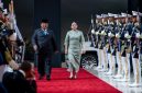 Presiden Prabowo Subianto bersama Ketua DPR RI Puan Maharani berjalan di karpet merah saat menghadiri acara kenegaraan dengan sambutan pasukan kehormatan.