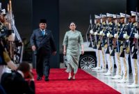 Presiden Prabowo Subianto bersama Ketua DPR RI Puan Maharani berjalan di karpet merah saat menghadiri acara kenegaraan dengan sambutan pasukan kehormatan.