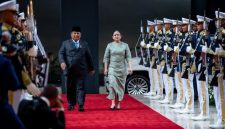 Presiden Prabowo Subianto bersama Ketua DPR RI Puan Maharani berjalan di karpet merah saat menghadiri acara kenegaraan dengan sambutan pasukan kehormatan.