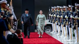 Presiden Prabowo Subianto bersama Ketua DPR RI Puan Maharani berjalan di karpet merah saat menghadiri acara kenegaraan dengan sambutan pasukan kehormatan.