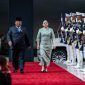 Presiden Prabowo Subianto bersama Ketua DPR RI Puan Maharani berjalan di karpet merah saat menghadiri acara kenegaraan dengan sambutan pasukan kehormatan.