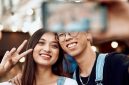 Ilustrasi gaya selfie dua jari yang berpotensi membuka celah pencurian data sidik jari