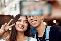 Ilustrasi gaya selfie dua jari yang berpotensi membuka celah pencurian data sidik jari