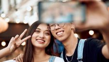 Ilustrasi gaya selfie dua jari yang berpotensi membuka celah pencurian data sidik jari