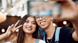 Ilustrasi gaya selfie dua jari yang berpotensi membuka celah pencurian data sidik jari